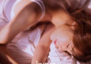 GIRLT果团网 – 周妍希最新白裙分享：随便一转身都能撩到一片春色