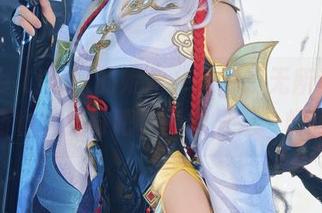 Joyce Lin2x的妮露,看得我无所适从的,画面也太离奇吧,真的只是一幅作品?