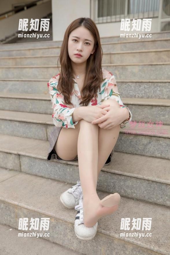 MSLASS梦丝女神-琪琪 MSLASS梦丝女神 - 琪琪说:“我的粉衣肉丝袜,让我们免费装嫩吧,套图等你拿!”