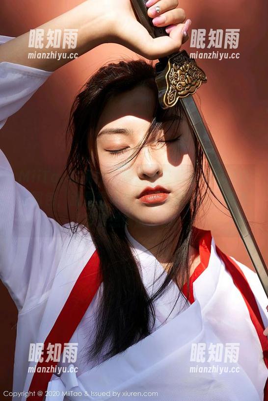 MiiTao蜜桃社-吴凯莉Kelly MiiTao蜜桃社 - 听说吴凯莉Kelly的白色图包,就是要让你内心小鹿乱撞,结果却只想懒散地躺。