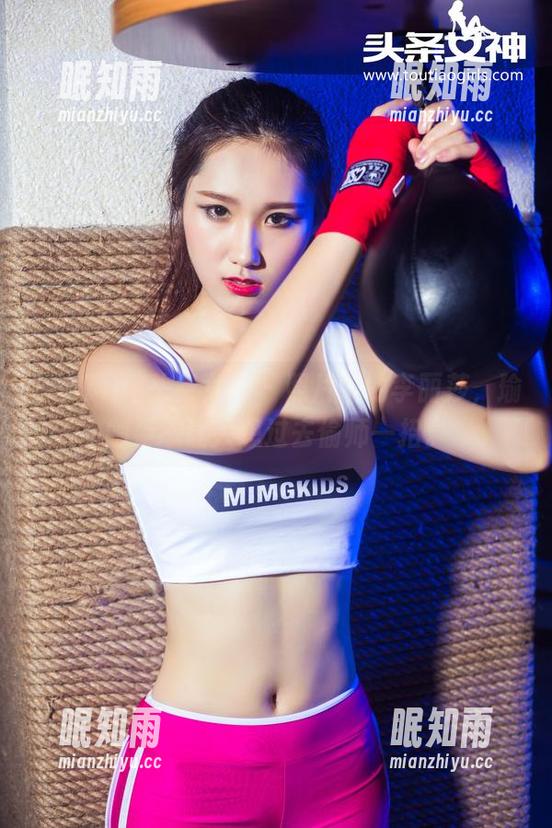 TouTiao头条女神-李丽莎 TouTiao头条女神 - 照片中的李丽莎,瑜伽姿态让人想过去偷师一招。