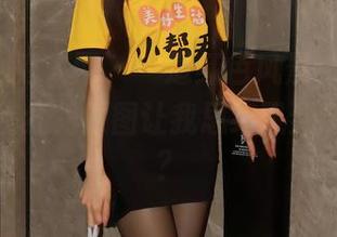Xiuren秀人网 – 一道红色风景，Egg尤妮丝私房红裙原图让我思绪飘到哪儿去了？