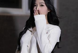 Xiuren秀人网 - 娜娜子呀之前的红裙作品,图库翻新,没想到看一阵风都能引出这种色彩的叠加!