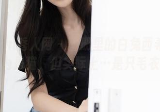 Xiuren秀人网 - 图册里的白兔西希:本以为是猫,但实际上…是只毛衣!