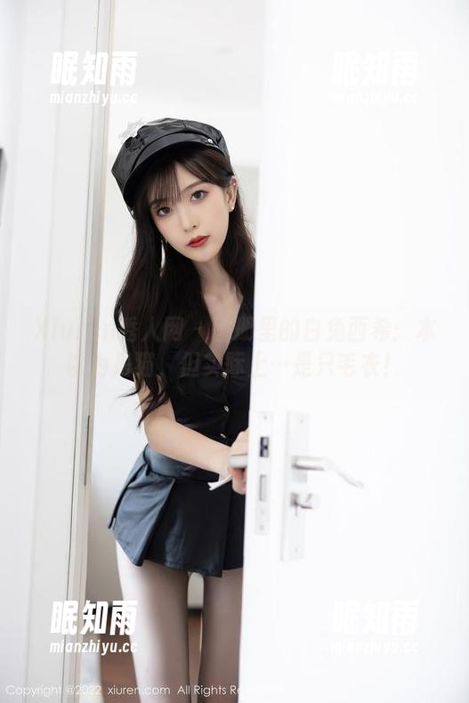 Xiuren秀人网-白兔西希 Xiuren秀人网 - 图册里的白兔西希:本以为是猫,但实际上…是只毛衣!