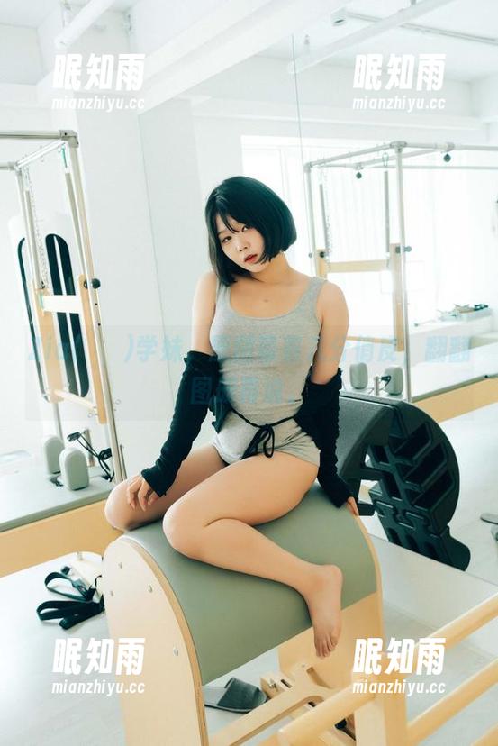 Zia(지아)学妹，原图带着几分俏皮，翻翻图册再说。