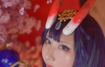 精选Saku宅家浴室COS：这不仅仅是换衣服，更是一场水汽缱绻的狂欢。
