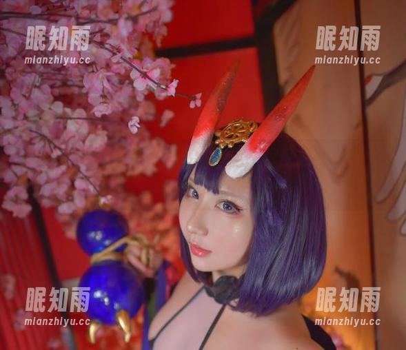 精选Saku宅家浴室COS：这不仅仅是换衣服，更是一场水汽缱绻的狂欢。