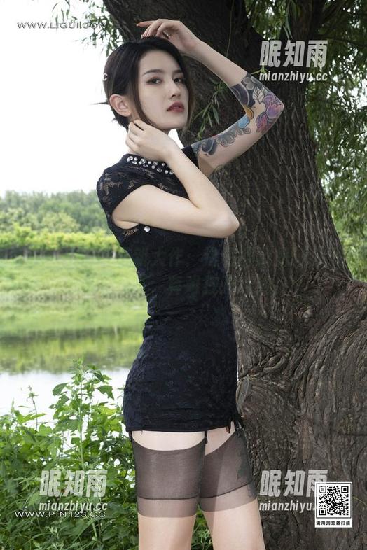 丽柜-黄芬 丽柜 - 黄芬最新大作:这和服倒是让人多看了几眼,真难拽开视线。