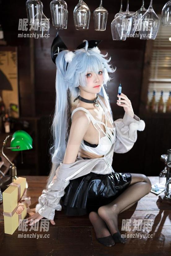 九柒喵 等等,九柒喵的小护士在定制写真中显得格外逗趣,针筒也变得可爱!