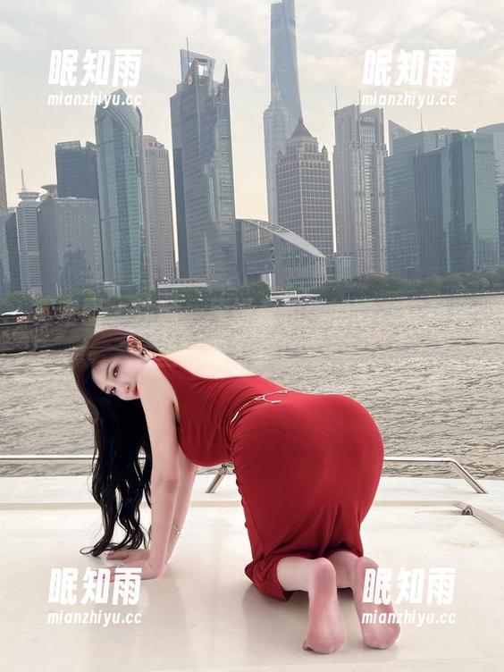 微密圈 - 注意，周妍希和她的喵，在写真里玩得不亦乐乎！