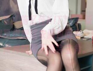 嗲囡囡 – 看！施忆佳KITTY最新图包里的礼服，我真想把这衣服包回家，武装自己做我的周五晚会主角。