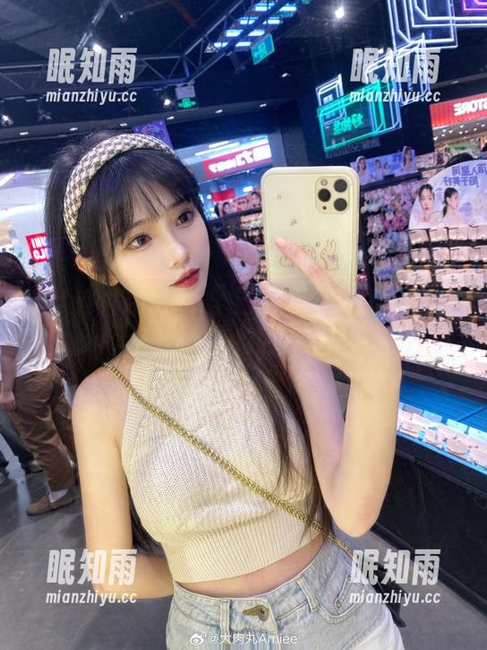 大肉丸Amiee 当大肉丸Amiee穿上毛衣,整个冬天的图册都变得绚丽多彩!