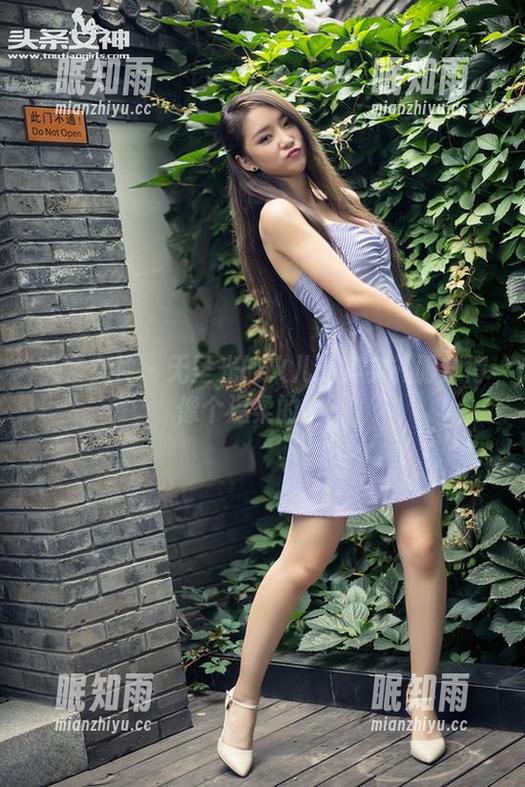 头条女神-火儿 头条女神 - 无圣光的火儿:其实礼服穿得像个温柔的梦。