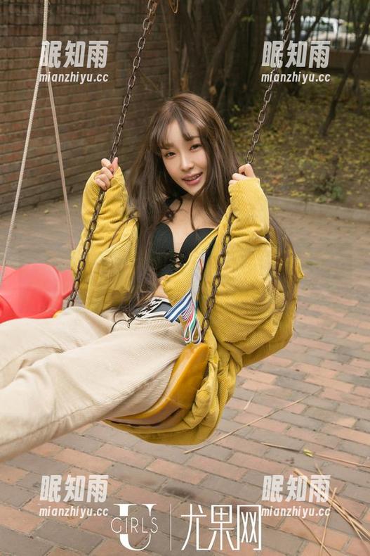 尤果网 - 李思宁的女友写真纪律感满满，壁纸也让住宅气息添了点情趣。