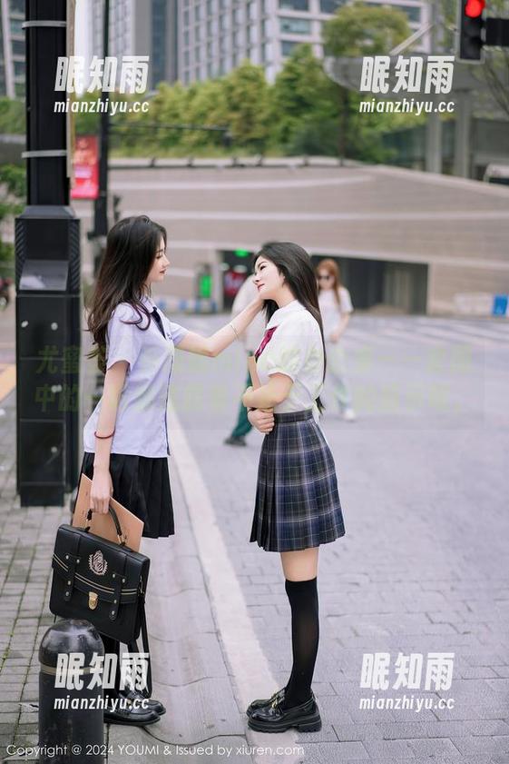 尤蜜荟-乔漫妮mina 尤蜜荟 - 乔漫妮mina的办公桌——套图中的一切都透露着不止于工作的暗示呢。