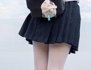 森萝财团写真集：黑丝女仆，温馨提示，别太专注于她的袜子！