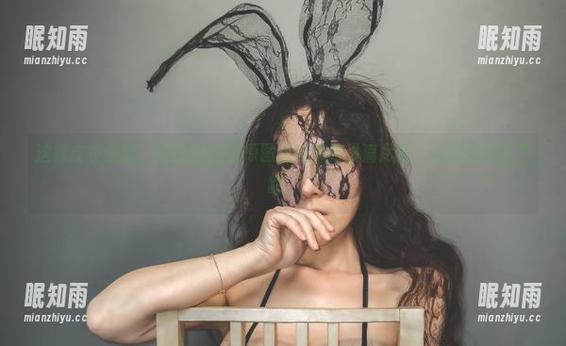 樱晚gigi 这款皮衣全套,樱晚gigi在原图里诠释得淋漓尽致,实在是太飒了吧。