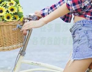 爱尤物 – “双人”在李丽莎在线作品中，哈哈，两个各有各的奇葩姿势。