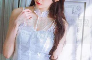 修女的形象被王羽杉玩得非常精致,无奈又好奇。