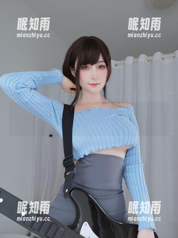 白银81 白银81驾到,私房中怪异的裸足照片,让人上眼球不自觉陷入沉思。
