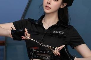 秀人网 - 这组图片,Emily尹菲的制服感猛,一下子就把我拉回了学校——不过我是负分。