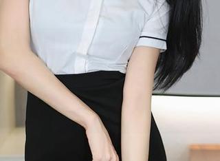 秀人网 - 这是小九月的黑白高清壁纸,她似乎在说:“别纠结,花儿总会有开放的一天!”