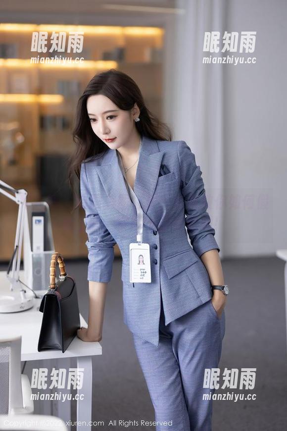 秀人网-蓝夏 秀人网 - 制服美图特辑:蓝夏教你如何假装上班,实际上却在追剧!