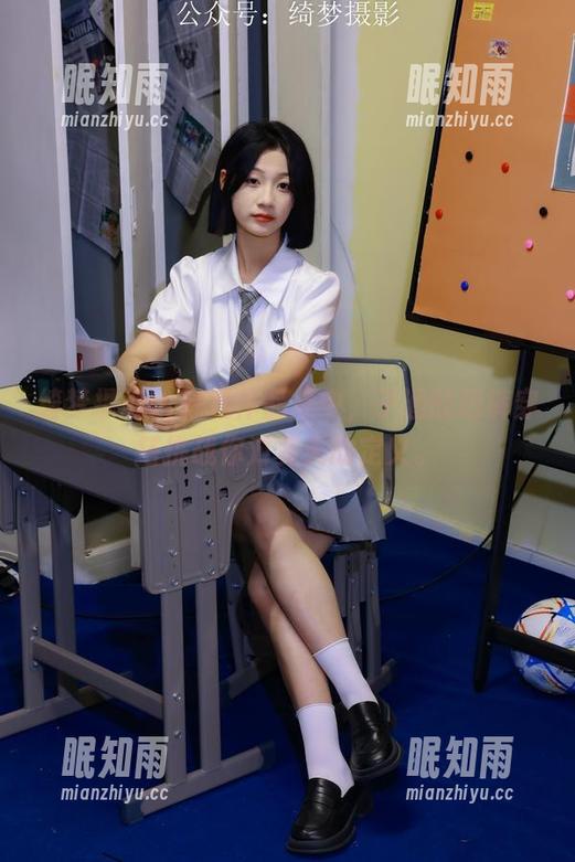 绮梦摄影-子涵 绮梦摄影 - 精选作品集中,子涵的短裤穿搭挑战你对夏天的定义。