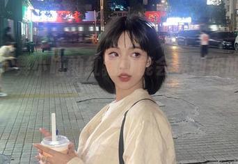 小心,舞小喵的红裙可能会晃到你的眼睛!