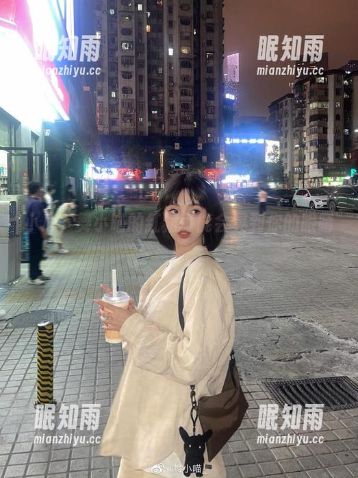 小心，舞小喵的红裙可能会晃到你的眼睛！