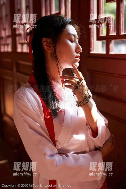 蜜桃社-Mia米娅 蜜桃社 - 网盘里的Mia米娅:作品和“秘密”是一对难以捉摸的火伴。