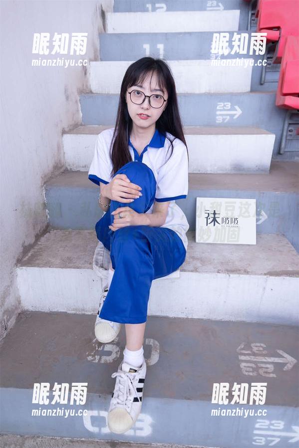 袜啵啵-小甜豆 袜啵啵 - 私房图集又来了,小甜豆这次是油亮薄肉丝+脚尖的微妙加固