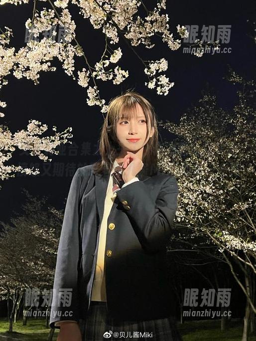 贝儿酱Miki 艾米莉亚合集太上头了,作为观众我只能愤怒又期待的盯着贝儿酱Miki的每一个角度。