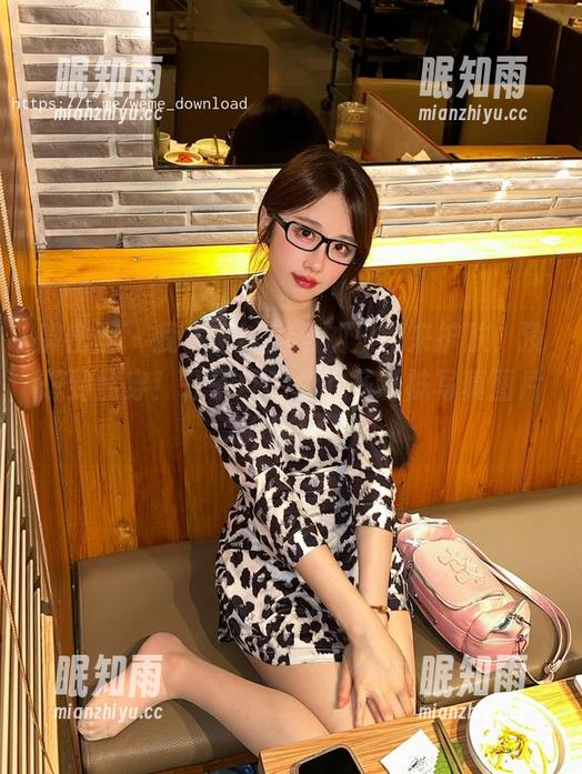 轩子巨二兔 微密圈 - 我本来以为马油只用来护肤,没想到能穿!轩子巨二兔的圣诞袜写真图片太666了!
