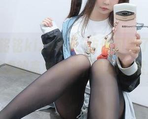 最新的铭铭kizami,仿佛回到了那个无忧无虑的高中时光,套图自然流露