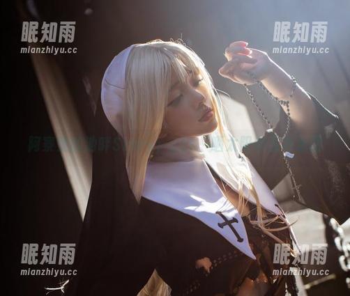 阿寨寨 阿寨寨的池畔Story:cos、晒太阳和五色泳圈