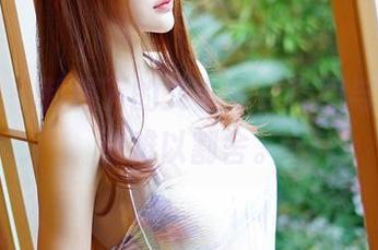 青豆客 – 制服下的艾小青，美图与她的气息难以割舍。
