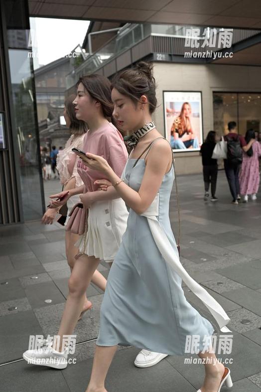 魔镜街拍-婷婷 魔镜街拍 - 御寒必备!婷婷的私房写真又为肉丝奢华加点儿圣诞味道。