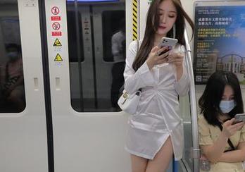 魔镜街拍 - 网红芝芝展示蓝色泳衣,下载美图就能带你“溜”到夏天的边缘!