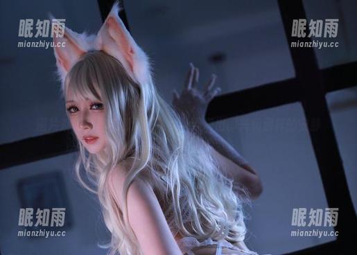 黑白御猫 图片系列:黑白御猫通过女仆展现出即兴和别样的安静
